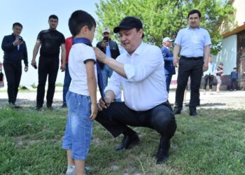 АУЫЛ ШАРУАШЫЛЫҒЫ МИНИСТРІ ТҮРКІСТАНДЫҚ ЖАС ДИҚАНҒА ГАЛСТУГІН СЫЙЛАДЫ