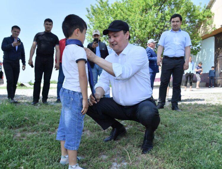 АУЫЛ ШАРУАШЫЛЫҒЫ МИНИСТРІ ТҮРКІСТАНДЫҚ ЖАС ДИҚАНҒА ГАЛСТУГІН СЫЙЛАДЫ