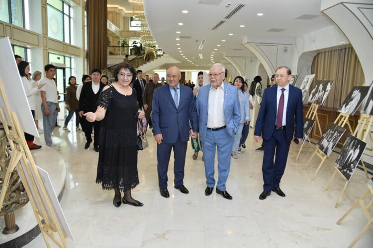 «ЖАҢА ҒАСЫР» ТЕАТРЫ ТҮРКІСТАН ТӨРІНДЕ КӨРЕРМЕНГЕ ШАБЫТ СЫЙЛАДЫ