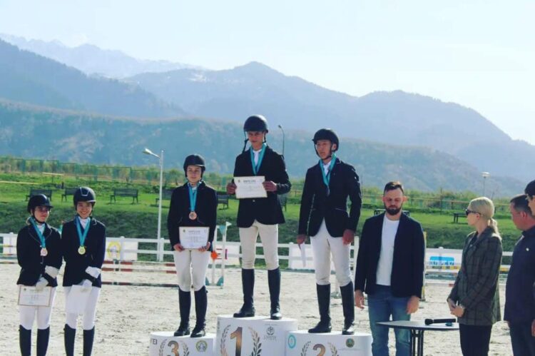 ТҮРКІСТАНДЫҚ СПОРТШЫ КОНКУРДАН КҮМІС  ЖҮЛДЕГЕР  АТАНДЫ