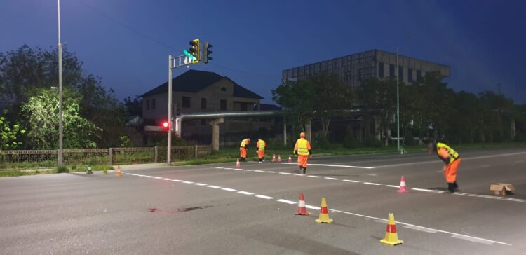 ҚАЛАНЫҢ НЕГІЗГІ КӨШЕЛЕРІНДЕ ЖОЛ ТАҢБА СЫЗЫҚТАРЫ ЖАҢАРТЫЛДЫ