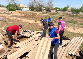 Ordabasy:  Еріктілер Қазығұрттағы зардап шеккен отбасыларға көмектесуде