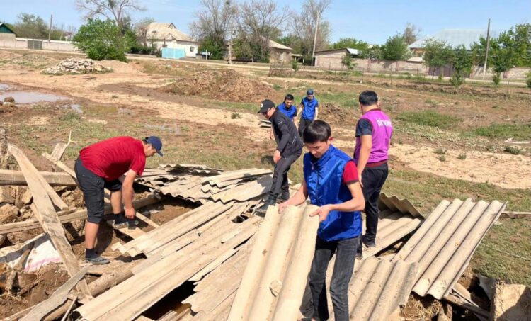 Ordabasy:  Еріктілер Қазығұрттағы зардап шеккен отбасыларға көмектесуде