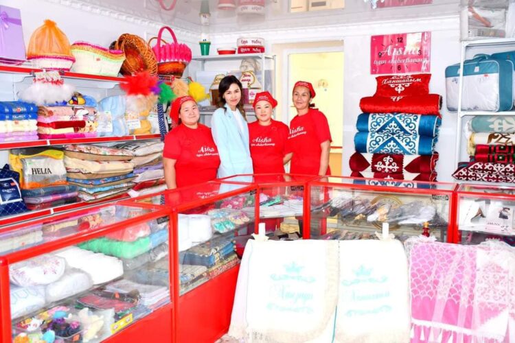 ТҮРКІСТАН: ОРДАБАСЫ ТҰРҒЫНЫ ҚАЙТАРЫМСЫЗ ГРАНТ АЛЫП, ТІГІН ШЕБЕРХАНАСЫН АШТЫ