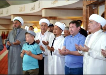 ОРТАЛЫҚ МЕШІТІНДЕГІ АЙТ НАМАЗЫНА  8 000-нан АСТАМ ЖАМАҒАТ ҚАТЫСТЫ