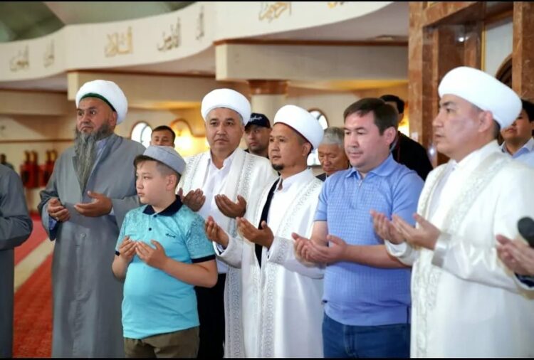 ОРТАЛЫҚ МЕШІТІНДЕГІ АЙТ НАМАЗЫНА  8 000-нан АСТАМ ЖАМАҒАТ ҚАТЫСТЫ