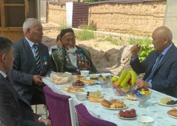 ӨМІРЗАҚ ШӨКЕЕВ САРЫАҒАШТЫҚ АРДАГЕРДІ МЕРЕКЕМЕН ҚҰТТЫҚТАДЫ