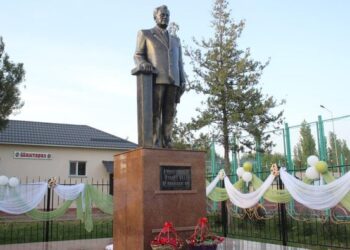 ТҮРКІСТАН ОБЛЫСЫНДА ДІНМҰХАММЕД ҚОНАЕВТЫҢ ЕСКЕРТКІШІ ОРНАТЫЛДЫ