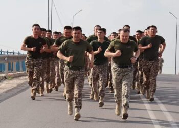 ТҮРКІСТАН: АРЫСТА «ОТАН! АРМИЯ! ЖАС САРБАЗ!» ҰРАНЫМЕН ЖҮГІРУДЕН МАРАФОН ӨТТІ