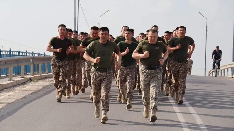 ТҮРКІСТАН: АРЫСТА «ОТАН! АРМИЯ! ЖАС САРБАЗ!» ҰРАНЫМЕН ЖҮГІРУДЕН МАРАФОН ӨТТІ