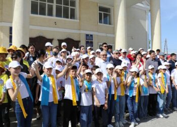 ТҮРКІСТАН:  ТҮЛКІБАСТА ОҚУШЫЛАР БЕЙБІТШІЛІКТІ БЕЙНЕЛЕДІ