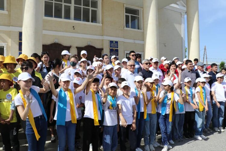 ТҮРКІСТАН: ТҮЛКІБАСТА ОҚУШЫЛАР БЕЙБІТШІЛІКТІ БЕЙНЕЛЕДІ