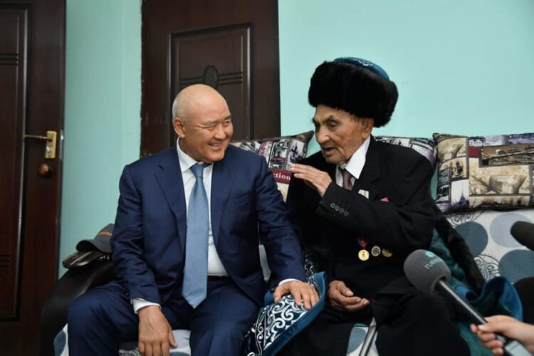 ӨМІРЗАҚ ШӨКЕЕВ СОҒЫС АРДАГЕРЛЕРІНЕ ҚҰРМЕТ КӨРСЕТТІ