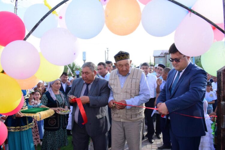 ТҮРКІСТАН: ОТЫРАРДА МЕКТЕП ТҮЛЕКТЕРІ АУЫЛҒА ОЙЫН АЛАҢЫН САЛЫП БЕРДІ