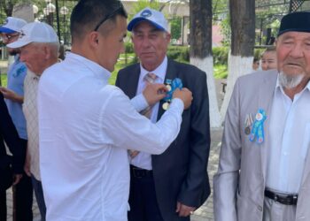 ЖЕҢІС КҮНІНЕ ОРАЙ АРДАГЕРЛЕР ЕРЛІКТІ ҰЛЫҚТАП, ЖАҢАРҒАН ТҮРКІСТАНДЫ ТАМАШАЛАДЫ