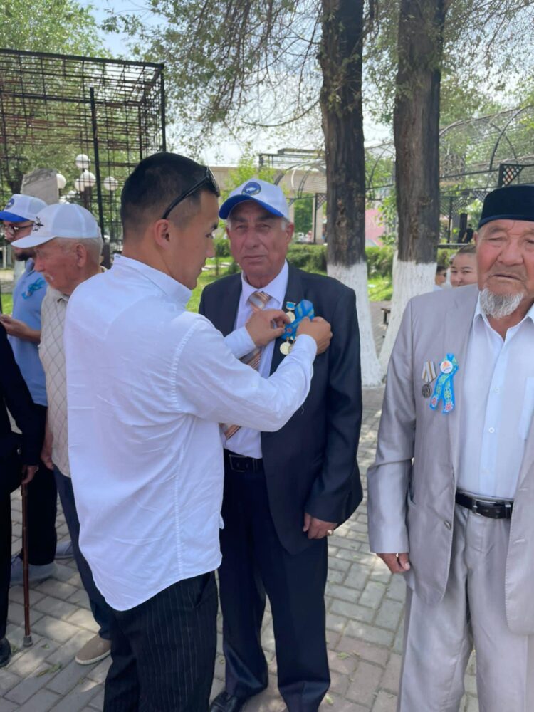 ЖЕҢІС КҮНІНЕ ОРАЙ АРДАГЕРЛЕР ЕРЛІКТІ ҰЛЫҚТАП, ЖАҢАРҒАН ТҮРКІСТАНДЫ ТАМАШАЛАДЫ