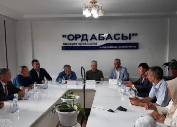 ТҮРКІСТАН: ҚХА ЖАНЫНДАҒЫ ЖУРНАЛИСТЕР МЕН БЛОГЕРЛЕР КЛУБЫНЫҢ МҮШЕЛЕРІ ДЕПУТАТПЕН РЕФЕРЕНДУМДЫ ТАЛҚЫЛАДЫ