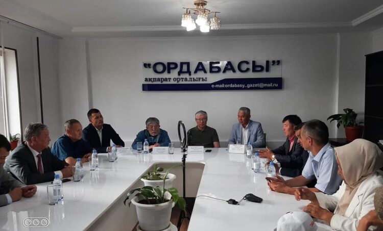 ТҮРКІСТАН: ҚХА ЖАНЫНДАҒЫ ЖУРНАЛИСТЕР МЕН БЛОГЕРЛЕР КЛУБЫНЫҢ МҮШЕЛЕРІ ДЕПУТАТПЕН РЕФЕРЕНДУМДЫ ТАЛҚЫЛАДЫ