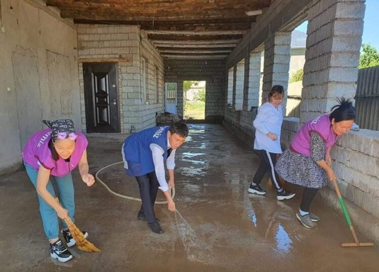 ТҮРКІСТАН: ЕРІКТІЛЕР ҚАЗЫҒҰРТТЫҚТАРҒА ЖӘРДЕМДЕСУДЕ