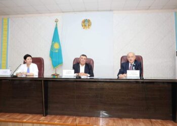 ТҮРКІСТАН: МӘЖІЛІС ДЕПУТАТЫ КОНСТИТУЦИЯЛЫҚ ӨЗГЕРІСТЕРДІ САРЫАҒАШТЫҚТАРМЕН ТАЛҚЫЛАДЫ