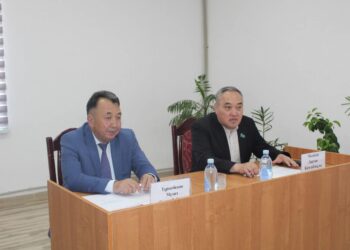 ТҮРКІСТАН: ДЕПУТАТ ДАРХАН МЫҢБАЙ  СОЗАҚ АУДАНЫНДА РЕФЕРЕНДУМ БОЙЫНША НАСИХАТ ЖҰМЫСТАРЫН ЖҮРГІЗДІ