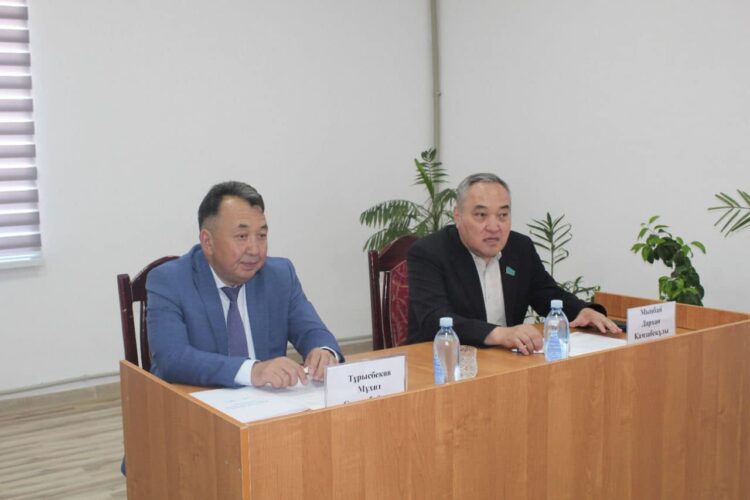 ТҮРКІСТАН: ДЕПУТАТ ДАРХАН МЫҢБАЙ  СОЗАҚ АУДАНЫНДА РЕФЕРЕНДУМ БОЙЫНША НАСИХАТ ЖҰМЫСТАРЫН ЖҮРГІЗДІ