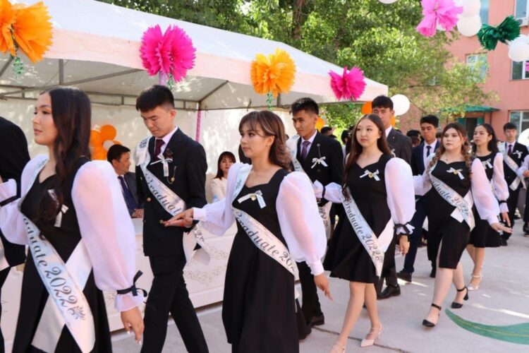 ТҮРКІСТАН: 30 МЫҢНАН АСТАМ ТҮЛЕК МЕКТЕПТІ БІТІРДІ