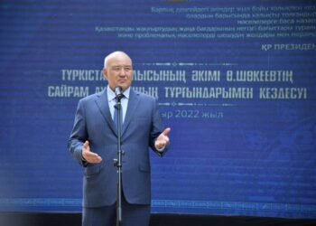 ӨМІРЗАҚ ШӨКЕЕВ САЙРАМДЫҚТАРДЫҢ САУАЛДАРЫНА ЖАУАП БЕРДІ