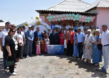 ТҮРКІСТАН: СОЗАҚТА МЕКТЕПТІ 20 ЖЫЛ БҰРЫН БІТІРГЕН ТҮЛЕКТЕР КӨПБАЛАЛЫ ОТБАСЫҒА  ҮЙ СЫЙЛАДЫ