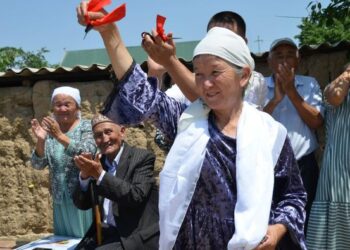 ТҮРКІСТАН: ЖЕТІСАЙДА АУЫЛ ЖАСТАРЫ ЖАЛҒЫЗБАСТЫ АНАҒА ҮЙ СЫЙЛАДЫ