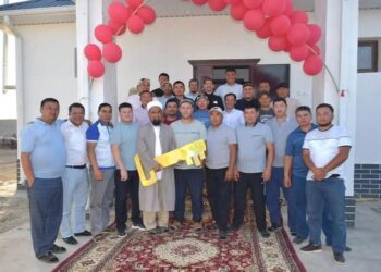 ТҮРКІСТАНДЫҚ МЕКТЕП ТҮЛЕКТЕРІ ЖЫЛ САЙЫН МҰҚТАЖ ОТБАСЫЛАРҒА БАСПАНА СЫЙЛАУДЫ ДӘСТҮРГЕ АЙНАЛДЫРҒАН