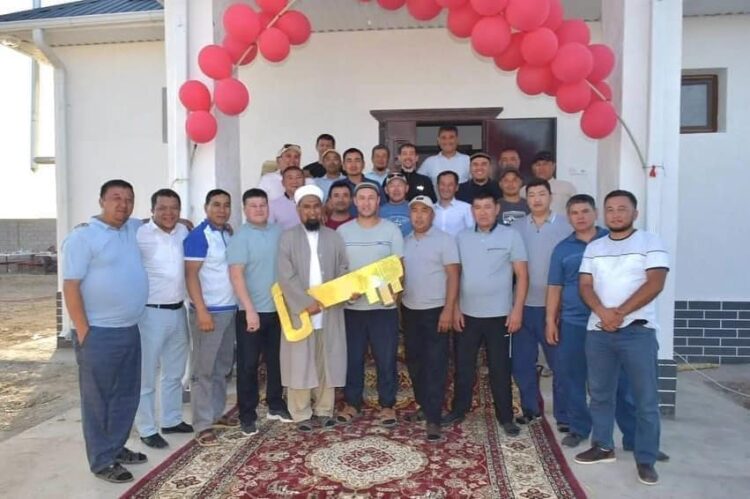 ТҮРКІСТАНДЫҚ МЕКТЕП ТҮЛЕКТЕРІ ЖЫЛ САЙЫН МҰҚТАЖ ОТБАСЫЛАРҒА БАСПАНА СЫЙЛАУДЫ ДӘСТҮРГЕ АЙНАЛДЫРҒАН