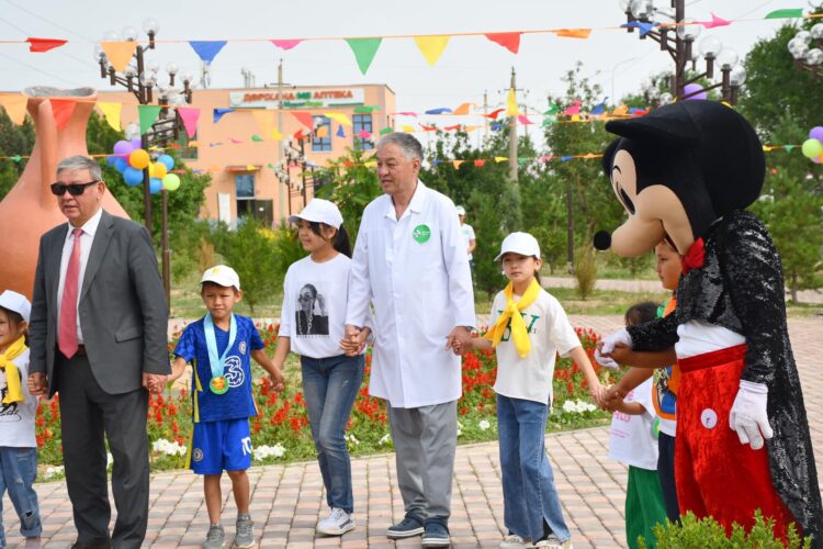 Ordabasy: Балаларға көтеріңкі көңіл-күй сыйлады