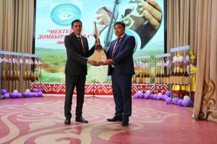 ТҮРКІСТАН: ТҮЛКІБАСТА ТҮЛЕКТЕР МЕН ДЕПУТАТТАР МЕКТЕПКЕ 40 ДОМБЫРА СЫЙЛАДЫ