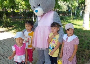 ТҮРКІСТАН ОБЛЫСЫНЫҢ ДӘРІГЕРЛЕРІ МЕРЕКЕ КҮНІ БАЛАЛАРҒА ҚУАНЫШ СЫЙЛАДЫ