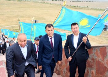 Ordabasy: Көк туды желбіреткен автошеру өтті