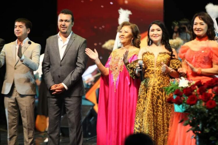 ТҮРКІСТАН ӨНЕРПАЗДАРЫ АЛМАТЫДА «ШАРЫҚТАСЫН ШӘМШІНІҢ АСЫЛ ӘНІ» АТТЫ КОНЦЕРТ ӨТКІЗДІ