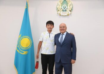 ӨМІРЗАҚ ШӨКЕЕВ ТАНЫМАЛ ЖАС ТЕННИСШІГЕ ҚҰРМЕТ КӨРСЕТТІ