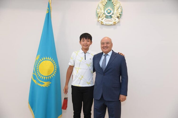 ӨМІРЗАҚ ШӨКЕЕВ ТАНЫМАЛ ЖАС ТЕННИСШІГЕ ҚҰРМЕТ КӨРСЕТТІ