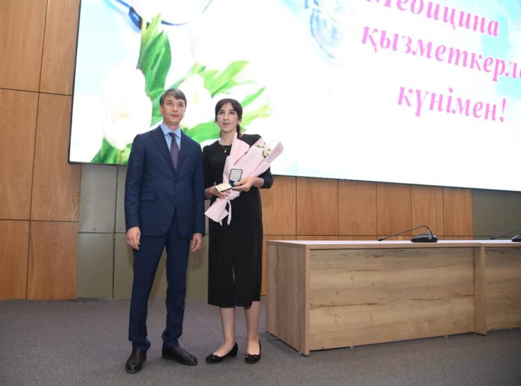 ТҮРКІСТАН ОБЛЫСЫНЫҢ МЕДИЦИНА ҚЫЗМЕТКЕРЛЕРІ МАРАПАТТАЛДЫ