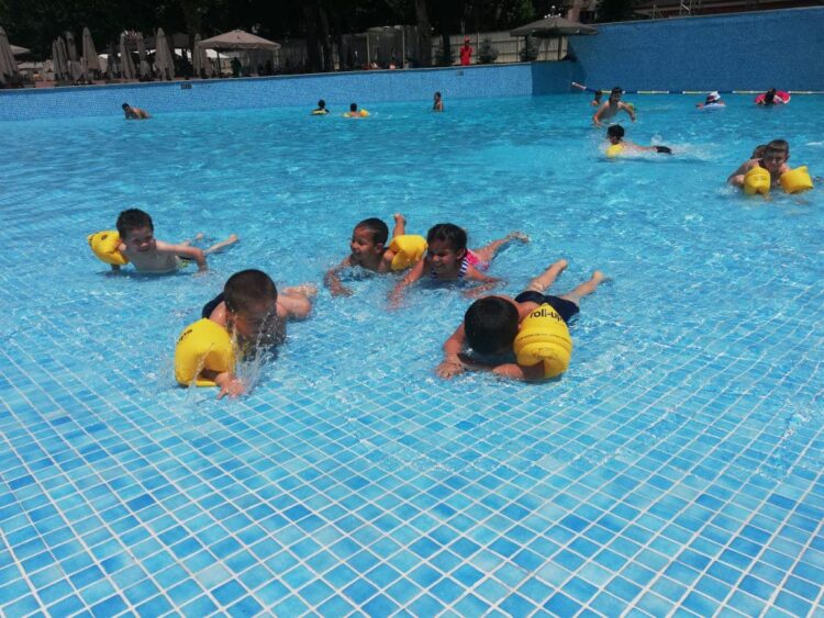 ТҮРКІСТАНДЫҚ МЕМЛЕКЕТТІК ҚЫЗМЕТКЕРЛЕР БАЛАЛАРҒА МЕРЕКЕЛІК КӨҢІЛ-КҮЙ СЫЙЛАДЫ