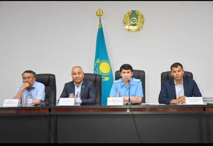 Бүгін аудан әкімінің мәжіліс залында аудан прокуратурасының бастамасымен «Отбасындағы некенің бұзылуы, ұлттық құндылықтардың жоғалуы және борышкер тарапынан алименттің мерзімінде төленбеуі» тақырыбында мәжіліс-семинар өтті.