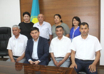 ЖУРНАЛИСТЕРДІ КӘСІБИ МЕРЕКЕСІМЕН ҚҰТТЫҚТАДЫ