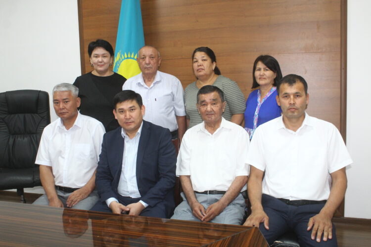 ЖУРНАЛИСТЕРДІ КӘСІБИ МЕРЕКЕСІМЕН ҚҰТТЫҚТАДЫ