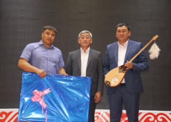 ТҮРКІСТАН: ТҮЛКІБАСТЫҚТАР «МЕКТЕБІҢЕ ДОМБЫРА СЫЙЛА» АКЦИЯСЫН САУРАНДЫҚТАРҒА ЖОЛДАДЫ