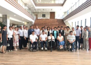 СЕНАТОР ТҮРКІСТАНДЫҚТАРМЕН КЕЗДЕСТІ