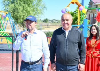 Ordabasy: Мейрамда балаларға сый жасады