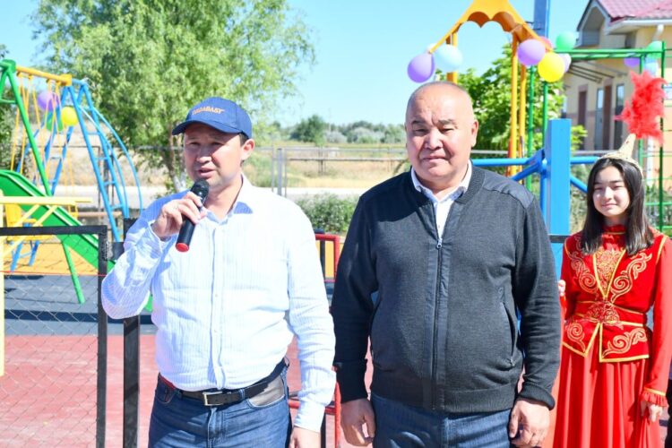 Ordabasy: Мейрамда балаларға сый жасады