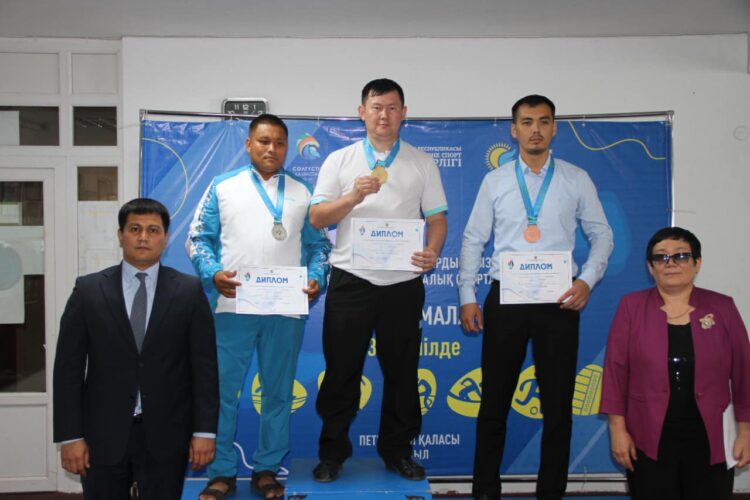 ТҮРКІСТАН ӨҢІРІНІҢ МЕМЛЕКЕТТІК ҚЫЗМЕТШІЛЕРІ ТОҒЫЗҚҰМАЛАҚТАН КҮМІС ЖҮЛДЕГЕ ҚОЛ ЖЕТКІЗДІ