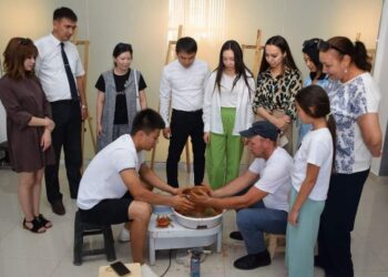 ТҮРКІСТАНДА ЭТНОС ӨКІЛДЕРІНЕ ҚАЗАҚ ҚОЛӨНЕРІНІҢ ШЕБЕРЛІК СЫНЫПТАРЫ ӨТКІЗІЛДІ